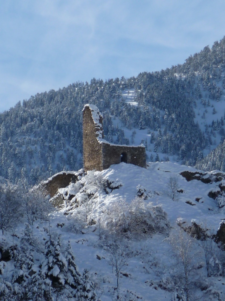 photo du château de Prats-Balaguer sous la 
							      neige
